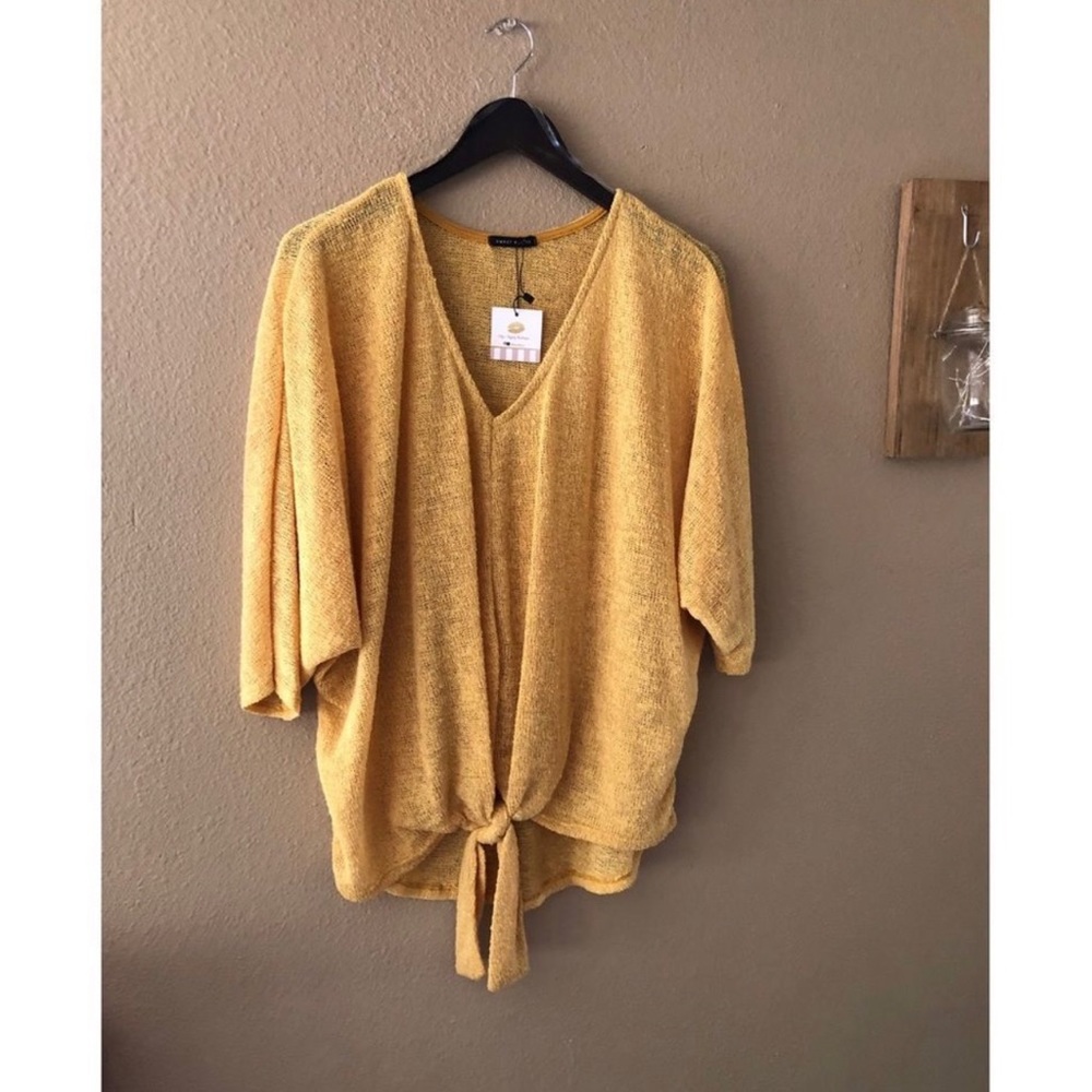 Oversized button tie top - Picture 3 of 3